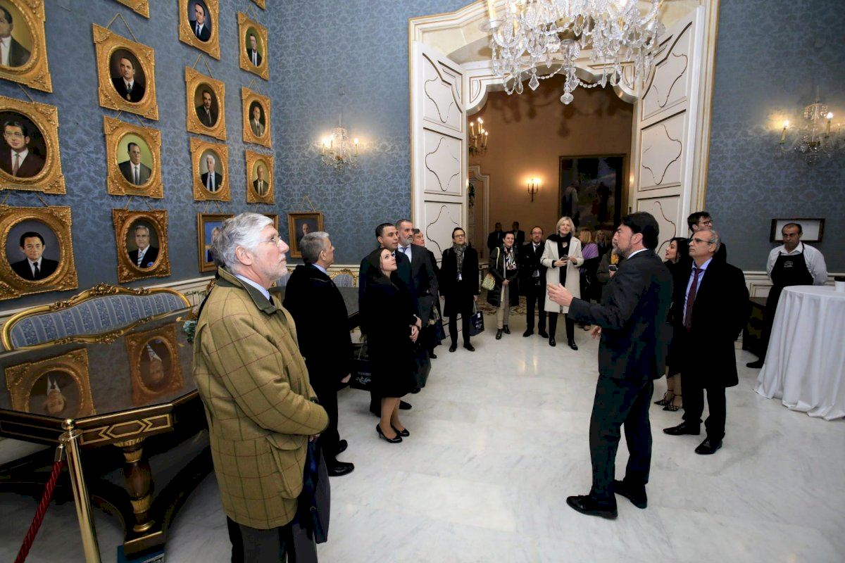 Barcala abre las puertas del Salón Azul a los embajadores del Consejo Diplomático de Casa Mediterráneo