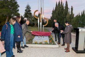 Elche rinde homenaje a las víctimas ilicitanas del Holocausto con la inauguración de una escultura en el Cementerio Viejo