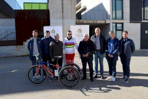 Vila-real apuesta por la inclusión con una nueva bicicleta adaptada para el campeón Juanma Broch