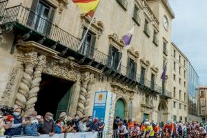 Alicante acoge el paso de la Volta a la Comunitat Valenciana que obliga a cerrar el tráfico en el frente litoral este miércoles