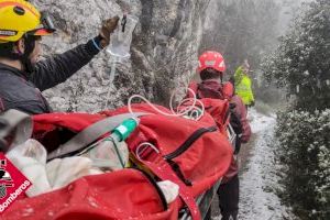Una mujer herida tras caer por un desnivel de 8 metros en la sierra de Gayanes (Alicante)