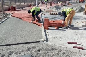 El Ayuntamiento acuerda con la empresa de las obras de reurbanizador de los Manchegos la retirada inmediata de los escombros del solar