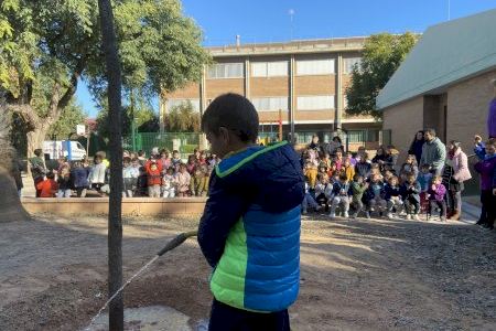 El alumnado de Quart de Poblet celebra el Día del Árbol con la plantación de varias especies