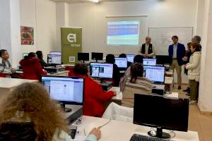 La Diputación facilita la labor formativa de la Fundación Elche Acoge con la donación de material informático
