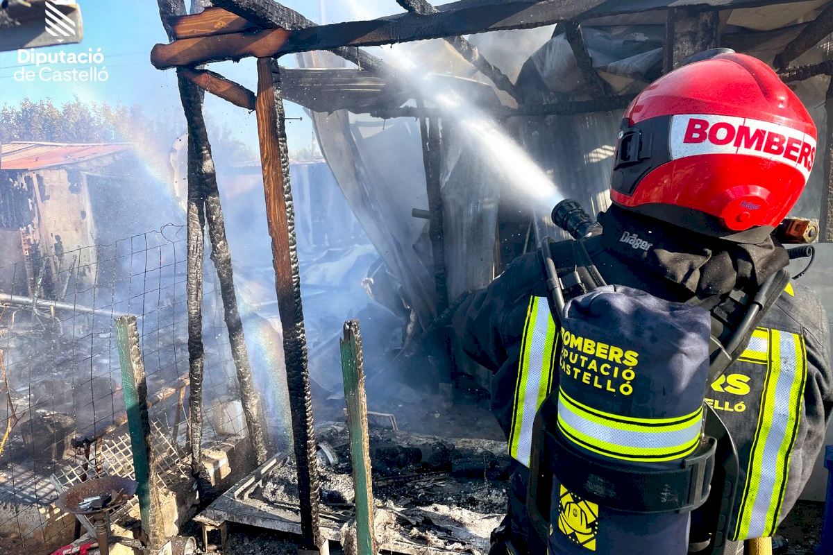 VIDEO | Un incendio en un remolque de caravana de Vila-real afecta a una estructura de madera