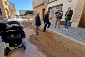 Ramón Marí, alcalde de Albal, visita las obras del carrer Sant Roc, donde invierte 575.000 euros