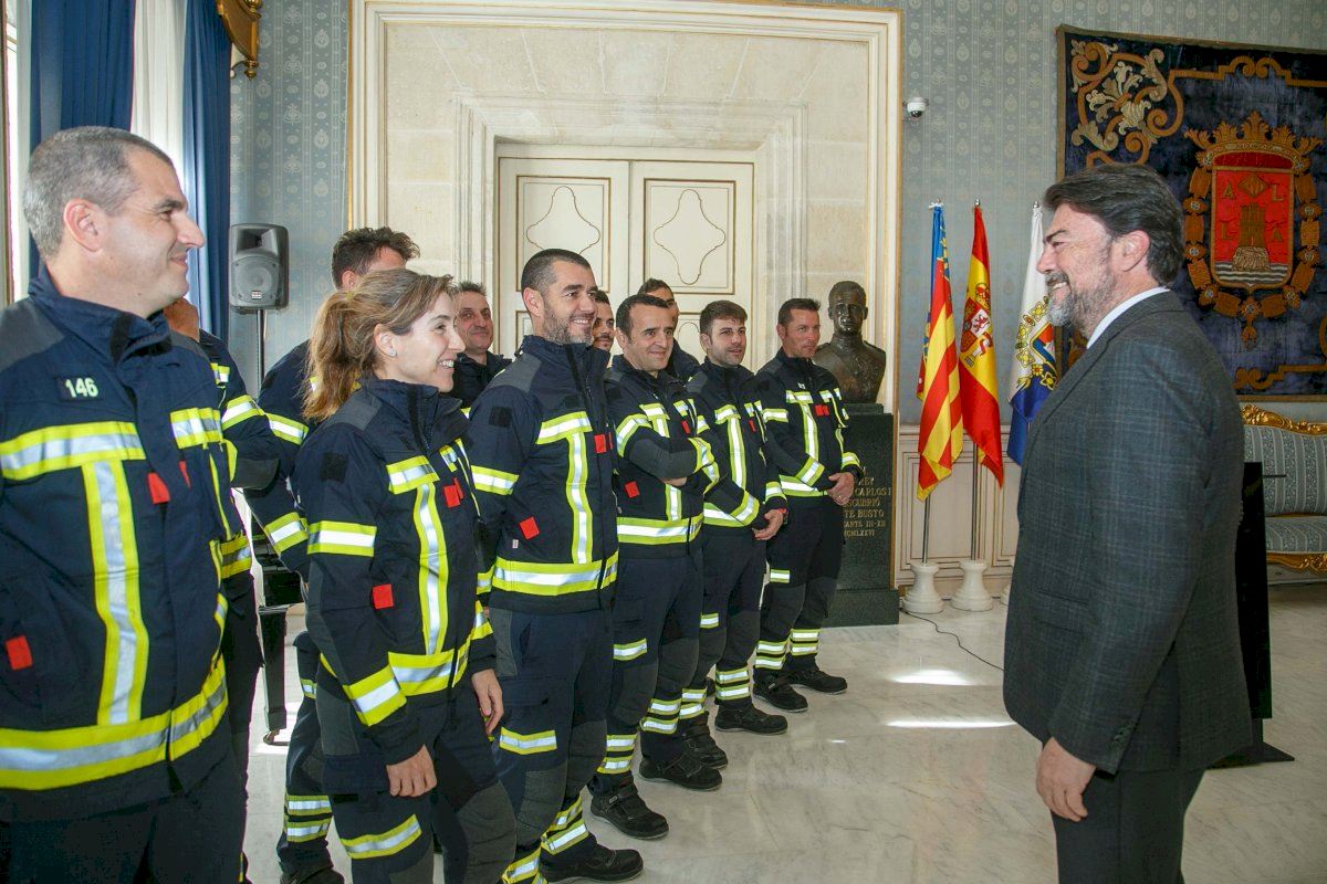 Alicante cubre toda la plantilla del SPEIS con la toma de posesión de 14 bomberos para reforzar la seguridad y la prevención