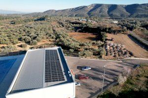 El Ayuntamiento de Canet lo Roig instala 78 placas solares en la cubierta del Local Polivalente “para contaminar menos y ahorrar más”