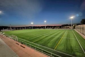 El Ayuntamiento de Llíria renueva el césped artificial del campo de fútbol 2 del polideportivo El Canó
