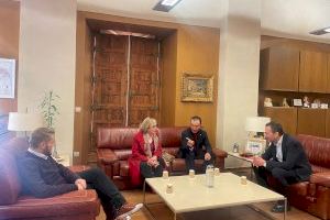 El Ayuntamiento de Elche estrecha relaciones con Cáritas para facilitar la integración de las personas sin hogar