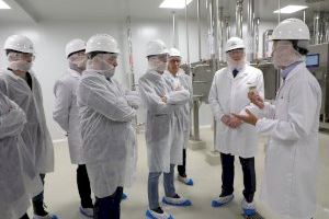 Ximo Puig ha visitado las instalaciones de la factoría de componentes alimentarios ADM en Carcaixent