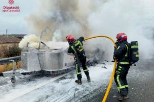 Impressionant: una caravana queda reduïda a cendres en plena AP-7 a Cabanes (Castelló)