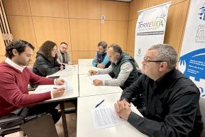 Eduardo Dolón, candidato del Partido Popular a la alcaldía de Torrevieja, se reúne con las asociaciones de comercio y hostelería