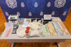 Intervenidos más de 2 kilos de cocaína, billetes de 500 falsos y tres pistolas en viviendas de Almoradí, Montesinos, Rojales y Alicante