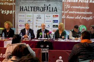 Alzira homenajea a Julián Perea de la mano de las cinco figuras femeninas de la halterofilia española