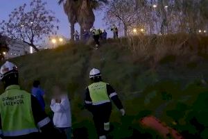VIDEO | Rescatan a una mujer junto a la vías del tren en Valencia