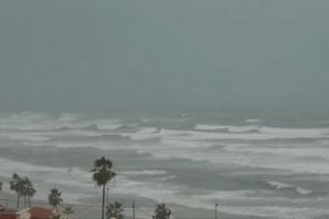 La borrasca Isaack deja olas de más de 4 metros en el Mediterráneo