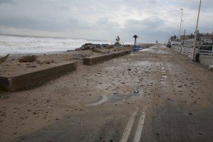 El temporal marítimo llena de arena el paseo marítimo de Almassora