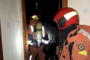 Los bomberos rescatan un perro en el incendio de una vivienda de Algemesí