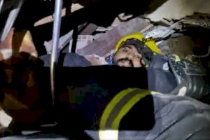 VIDEO | Una ONG valenciana rescata con vida a un joven atrapado bajo los escombros en Turquía