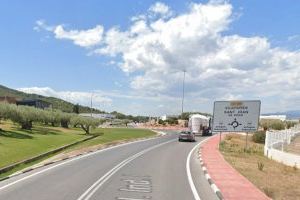 Atrapada la conductora de un camión en un accidente en Vilafamés tras precipitarse contra una fábrica