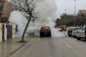 Un coche se incendia en plena calle de Sant Joan d’Alacant