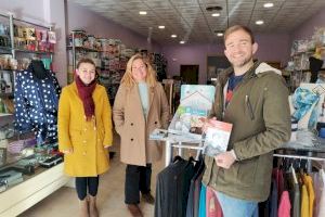 El Poble Nou de Benitatxell reparte libros por los comercios locales para amenizar la espera leyendo