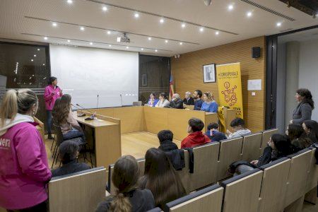 El grup de correponsals de Godella proposen projectes a l'equip de govern durant una assemblea a l'Ajuntament