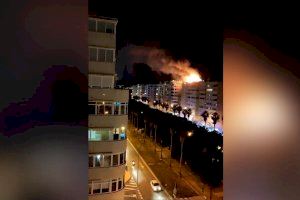 VÍDEO | Un incendi arrasa un àtic a Alacant