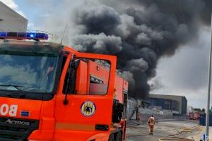Confinan a la población en sus casas por el incendio industrial en Loriguilla
