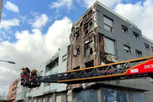 Un incendi arrasa un bloc de pisos a la Pobla de Vallbona