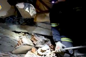 VIDEO | El angustioso rescate de los bomberos valencianos sacando a una familia atrapada por el terremoto de Turquía