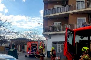 La Guardia Civil evacua a 9 personas de un edificio por incendio en una vivienda de Cheste