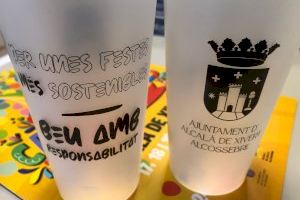 El Ayuntamiento de Alcalà-Alcossebre apuesta por los vasos reutilizables durante el Carnaval