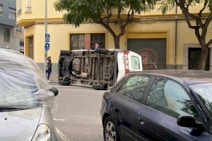 Aparatoso vuelco de una furgoneta en el centro de Castelló