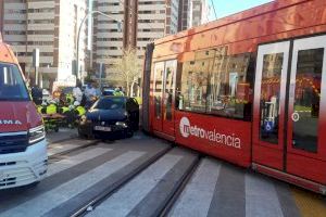 VIDEO | Dos heridos tras un accidente entre coche y un tranvía en València