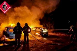 Un incendio calcina varios vehículos en Altea
