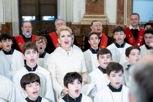 VÍDEO | La soprano Ainhoa Arteta canta als peus de la Verge dels Desemparats al costat de l'estudiantina i l'escolania