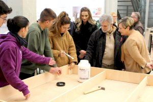 La Fallera Mayor de València visita el grado superior de FP de artista fallero del IES Benicalap