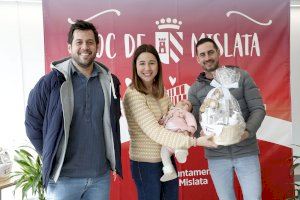 Mislata entrega cestas con artículos de primera necesidad a las familias de recién nacidos