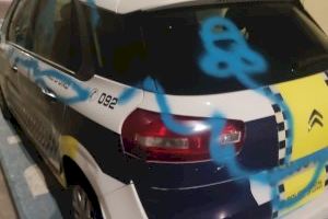 Detenen a un home per pintades en un cotxe de la Policia Local de La Vall d'Uixó