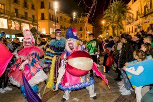 Carnaval de Elche 2023: Multitudinaria participación con música y disfraces en la Plaça de Baix
