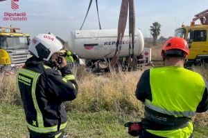 Nueve horas después, reabren el tráfico en la AP7 tras volcar un camión cisterna en Xilxes