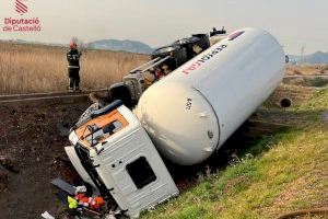 El accidente de un camión con gas butano obliga a cortar la AP-7 en ambas direcciones en Xilxes