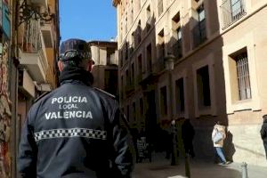 VÍDEO | Més que un policia de barri: Un col·legi de València agraeix a un agent la seua labor diària "servicial, atent i pròxim"