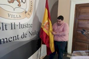 VIDEO | El gesto del alcalde de Nules frente al independentismo: pone la bandera de España en la sala de prensa
