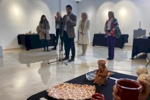 Inaugurada la exposición de cerámica en el Centro Cultural Virgen del Carmen, con más de 300 piezas hechas a mano