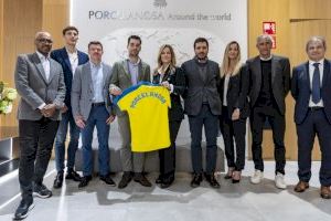 El Villarreal CF visita la muestra de Porcelanosa con motivo del 50 aniversario de la compañía