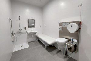Castelló instala el primer baño adaptado para personas con ostomía y que precisen tratamientos inyectables