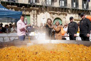 Alicante se vuelca con los Soles Repsol y 1.500 personas disfrutan de un arroz gigante en la Plaza del Ayuntamiento